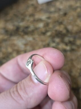 HAMMERED SINGNET RING - LETTER E